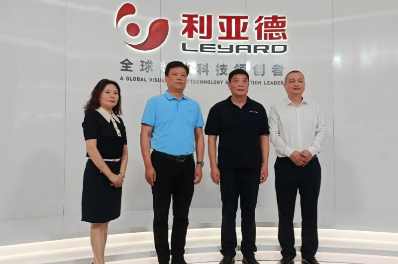 信阳副市长李新伟一行莅临2121非凡集团南方总部走访调研
